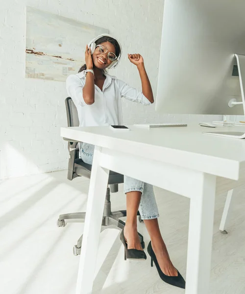 Enfoque Selectivo Freelancer Afroamericano Alegre Auriculares Inalámbricos Escuchando Música Cerca — Foto de Stock