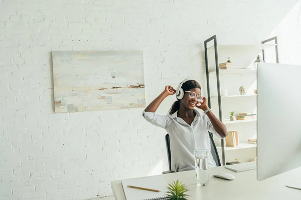 Fröhliche Afrikanisch Amerikanische Freelancer Musik Hören Drahtlosen Kopfhörern Der Nähe — Stockfoto