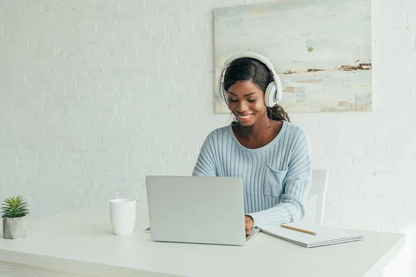 Sonriente Afroamericano Freelancer Auriculares Inalámbricos Trabajando Ordenador Portátil Casa — Foto de Stock