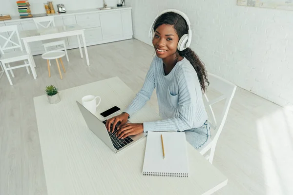 High Angle View Smiling African American Freelancer Wireless Headphones Working — Stock Photo, Image