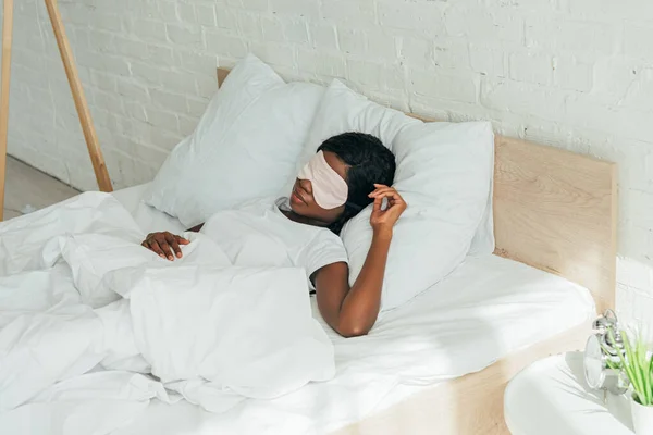 Young African American Woman Sleeping White Bedding Sleep Mask — Stock Photo, Image