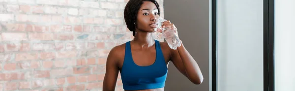 Orientação Panorâmica Atleta Afro Americana Que Bebe Água Sala Estar — Fotografia de Stock