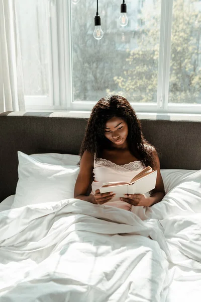 Mujer Afroamericana Leyendo Libro Cama Dormitorio —  Fotos de Stock