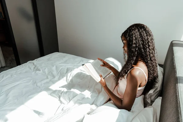 Africano Americano Mulher Ler Livro Cama Quarto — Fotografia de Stock