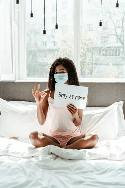 의료용 마스크를 아프리카 미국인 다리를 침실에서 침대에 채좋은 플래카드를 — 스톡 사진