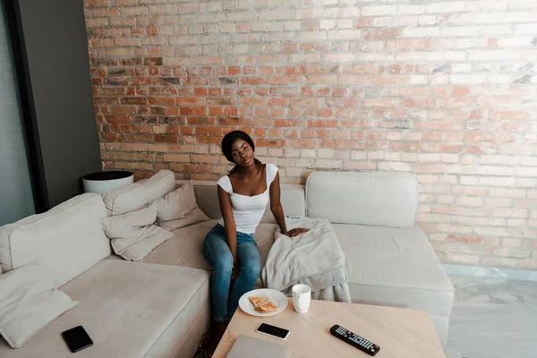 Vedere Unghiulară Înaltă Femeii Afro Americane Canapea Lângă Masa Cafea — Fotografie, imagine de stoc