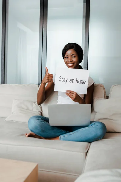 Freelancer Afroamericano Con Piernas Cruzadas Portátil Sonriendo Mostrando Como Letrero — Foto de Stock