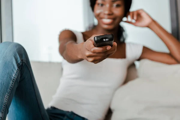 Enfoque Selectivo Mujer Afroamericana Con Mano Extendida Mostrando Mando Distancia —  Fotos de Stock