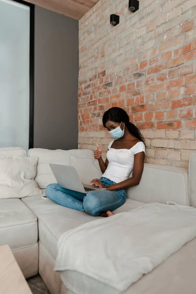 African American Freelancer Medical Mask Crossed Legs Laptop Showing Sign — Stock Photo, Image