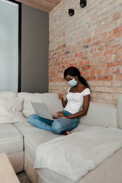 Libero Professionista Afroamericano Maschera Medica Con Gambe Incrociate Laptop Che — Foto Stock