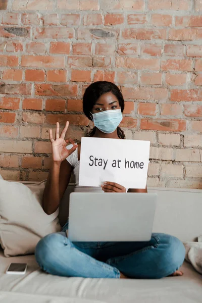 Freelancer Afroamericano Máscara Médica Con Laptop Mostrando Letrero Pancarta Bien — Foto de Stock
