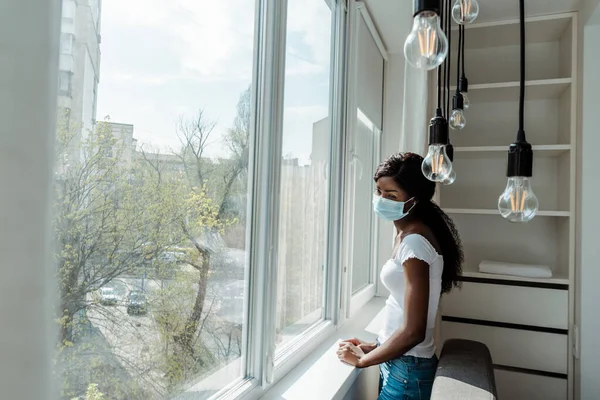 Femme Afro Américaine Bouleversée Masque Médical Près Des Fenêtres Dans — Photo