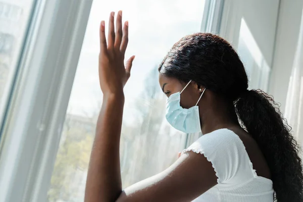 African American Girl Medical Mask Touching Windows Living Room — Stock Photo, Image