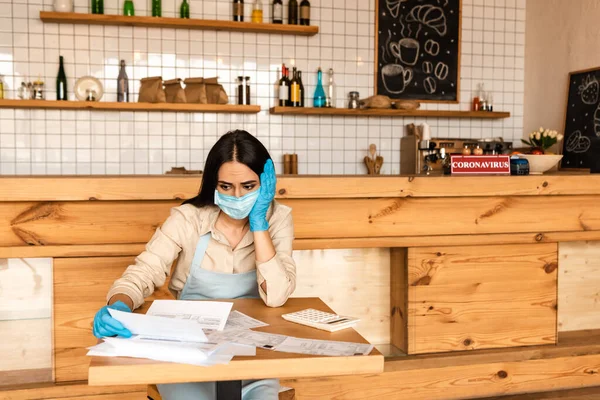 Proprietário Café Perturbado Documentos Leitura Máscara Médica Perto Calculadora Mesa — Fotografia de Stock