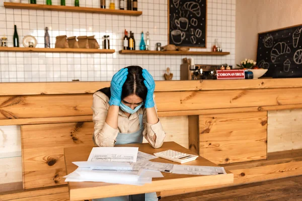 Stressed Cafe Owner Latex Gloves Touching Head Documents Calculator Table — Stock Photo, Image