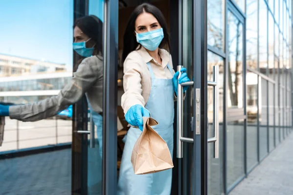 Cafe Owner Medical Mask Touching Door Handle Looking Camera Showing — Stock Photo, Image