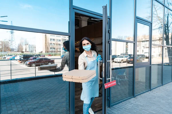 Власник Кафе Медичній Масці Біля Дверей Листівкою Карантином Показує Коробки — стокове фото