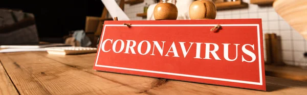 Οριζόντια Καλλιέργεια Κόκκινης Κάρτας Γράμματα Coronavirus Στο Τραπέζι Στο Καφέ — Φωτογραφία Αρχείου