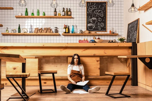 Proprietário Café Com Documentos Olhando Para Câmera Perto Mesa Cadeiras — Fotografia de Stock