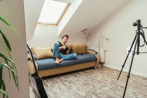 Handsome Vlogger Pointing Finger While Knitting Sofa Home Attic Room — Stock Photo, Image