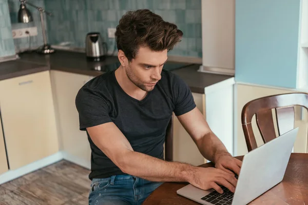 Homem Concentrado Shirt Preta Trabalhando Laptop Casa — Fotografia de Stock