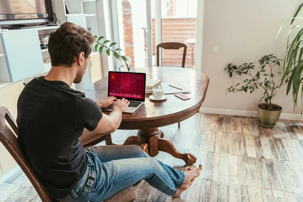 Πίσω Όψη Του Νεαρού Άνδρα Που Κοιτάζει Laptop Οικονομικές Πληροφορίες — Φωτογραφία Αρχείου