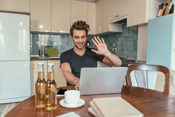 Neşeli Adam Görüntülü Konuşma Sırasında Laptopta Bira Şişelerinin Yanında Sallıyor — Stok fotoğraf