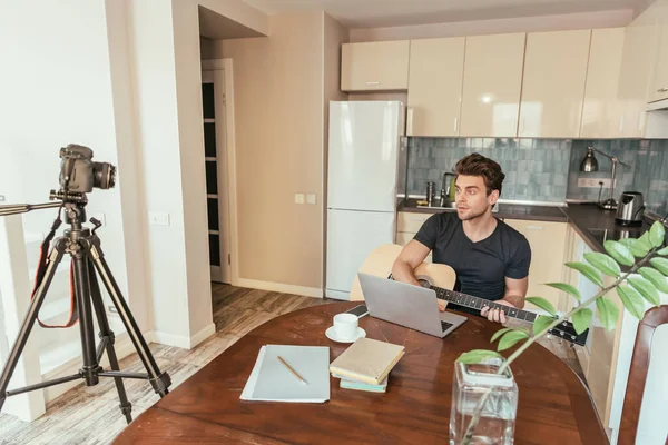 Schöner Junger Vlogger Spielt Gitarre Während Der Küche Die Digitalkamera — Stockfoto