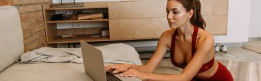 Karantina sırasında evde dizüstü bilgisayarla spor kız eğitimi, web sitesi başlığı