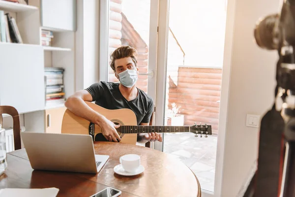 Enfoque Selectivo Del Joven Video Blogger Tocando Guitarra Cerca Computadora — Foto de Stock