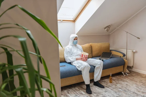 Selective Focus Man Hazmat Suit Protective Mask Sitting Sofa Laptop — Stock Photo, Image