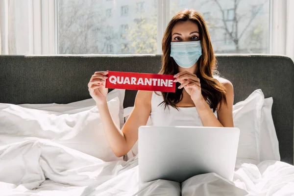 Young Freelancer Medical Mask Holding Quarantine Sign Working Laptop Self — Stock Photo, Image