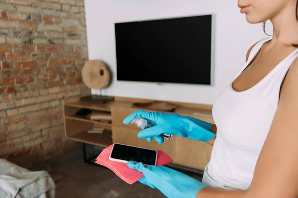 Przycięty Widok Dziewczyny Gumowych Rękawiczkach Czyszczący Ekran Smartfona Sprayem Antyseptycznym — Zdjęcie stockowe