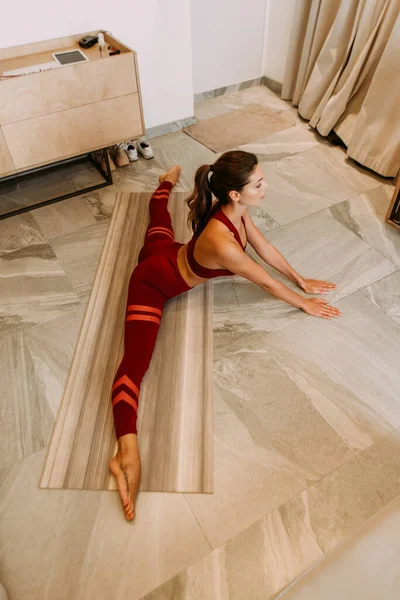 Chica Atractiva Sentada Cordel Esterilla Yoga Casa Durante Auto Aislamiento — Foto de Stock
