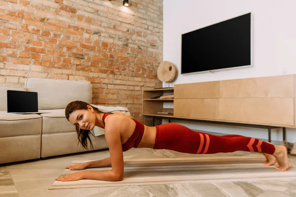 Attractive Girl Training Online Standing Plank Yoga Mat Home Self — Stock Photo, Image