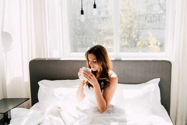 Menina Positiva Atraente Beber Café Cama Manhã Durante Auto Isolamento — Fotografia de Stock