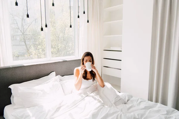 Aantrekkelijke Vrouw Drinken Koffie Bed Ochtend Tijdens Zelfisolatie — Stockfoto