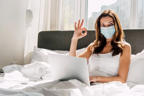 Female Freelancer Medical Mask Showing Sign While Working Laptop Self — Stock Photo, Image