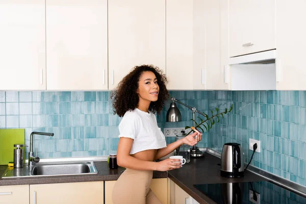 Alegre Afroamericana Chica Sosteniendo Pan Tostado Con Mermelada Taza Café —  Fotos de Stock