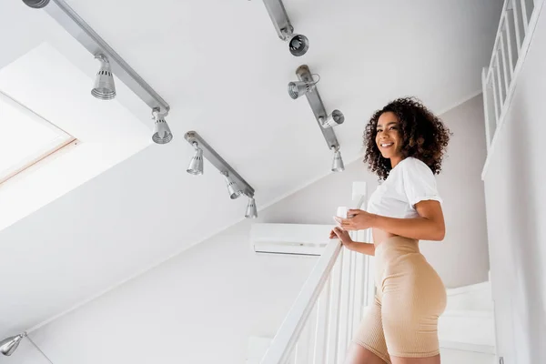 Alegre Afroamericana Mujer Celebración Taza Café — Foto de Stock