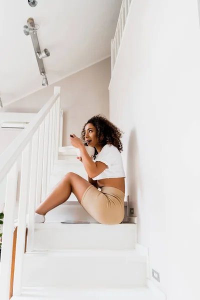 Jovem Afro Americana Sentada Nas Escadas Tomando Café Manhã — Fotografia de Stock