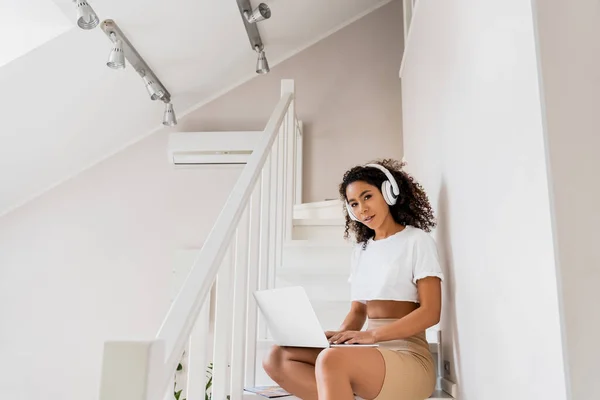 Beautiful African American Freelancer Wireless Headphones Sitting Stairs Using Laptop — Stock Photo, Image