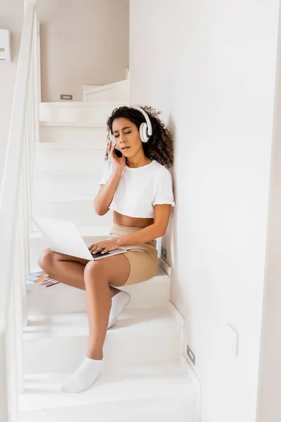 Curly African American Freelancer Wireless Headphones Sitting Stairs Using Laptop — Stock Photo, Image