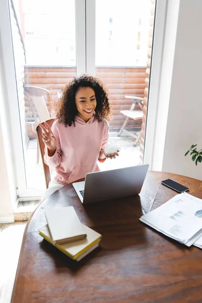 Feliz Africano Americano Chica Mostrando Paz Signo Celebración Taza Mientras — Foto de Stock