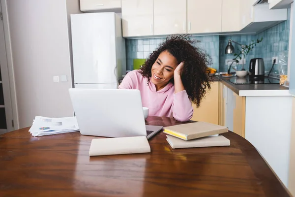 Selektiver Fokus Glücklicher Afrikanisch Amerikanischer Freelancer Mit Laptop Bei Der — Stockfoto