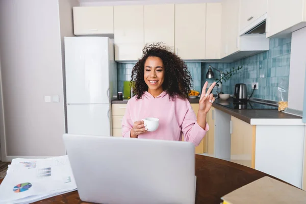 Glückliche Afrikanisch Amerikanische Mädchen Zeigt Friedenszeichen Und Hält Tasse Während — Stockfoto