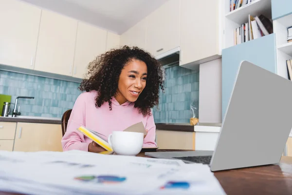 Selectieve Focus Van Gelukkig Afrikaans Amerikaanse Freelancer Zoek Naar Laptop — Stockfoto