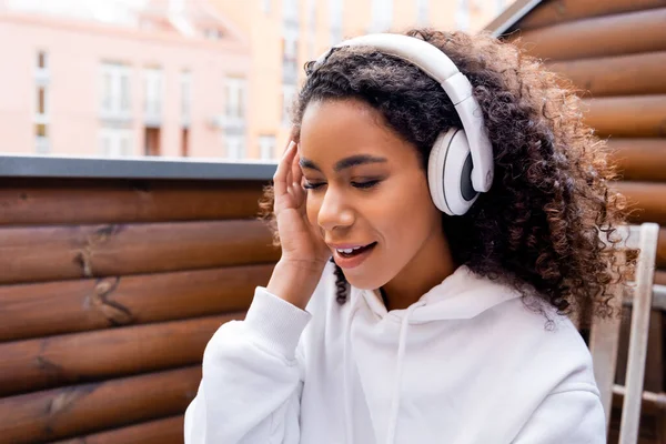 Feliz Afroamericano Freelancer Auriculares Inalámbricos Escuchando Música Fuera — Foto de Stock