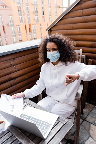 African American Girl Medical Mask Using Laptop Charts Graphs — Stock Photo, Image