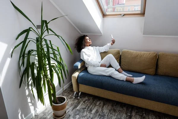 Atractivo Afroamericano Chica Tomando Selfie Sofá Casa —  Fotos de Stock